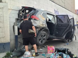 Persecución termina con choque, dos detenidos y personas lesionadas