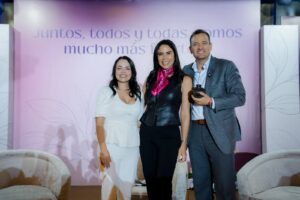 Arropan más de 500 mujeres juarenses a Marco Bonilla y Karina Olivas en encuentro con Paola Rojas