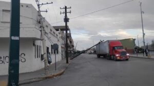 Tráiler se Lleva Un Poste De La Luz Dejando A Los Vecinos Sin Luz
