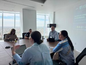 Presenta Gilberto Loya operatividad de la Torre Centinela a Mujeres Empresarias de CANACO Juárez