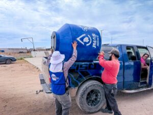 Reciben 150 familias de Los Kilómetros tinacos esta semana.