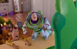 Se mantiene ‘Toy Story 5’ en la cima de la taquilla