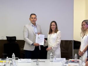 Firma Gilberto Loya reglamento para fortalecer la reinserción social de adolescentes en Chihuahua