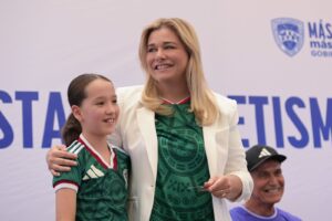 Gobernadora Maru Campos inaugura nueva pista de atletismo en Delicias