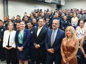 Encabeza Gilberto Loya entrega de tarjetas CANACO a policías de la SSPE
