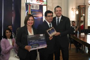Entrega alcalde Marco Bonilla y regidores “Premio al Héroe Civil” a paramédico de Cruz Roja