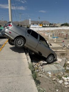 Choca contra barda de panteón y se da la fuga a pie.