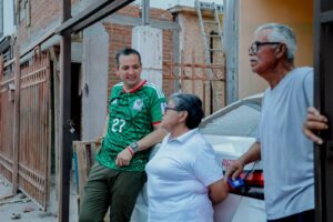 Recorre alcalde Marco Bonilla calles de la colonia Cumbres del Sur para supervisar alumbrado y seguridad