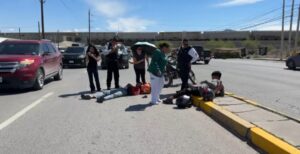Choque donde motociclista y su acompañante salen lesionados y camioneta responsable se da la fuga