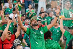 Disfrutan juarenses una nueva Fiesta Mundialista en el Parque Central