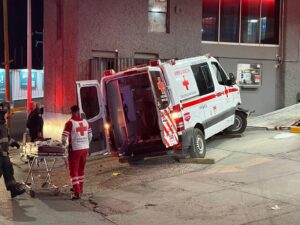 Trasladaba A Un Lesionado Por Atropello Y Una Camioneta Se Atraviesa Ambulancia De Cruz Roja vuelca