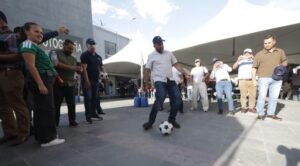 Convivió El Alcalde Héctor Ortiz Con Juarenses En El Centro Y Disfrutaron Partido