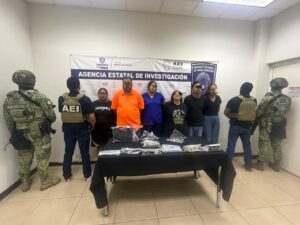 Detiene FDZN en un cateo a seis personas, asegura dos armas de fuego y 202 cartuchos útiles