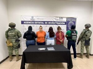 Arrestan a tres en posesión de cocaína durante un cateo