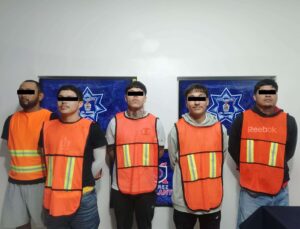Detienen a dos hombres armados y tres de sus cómplices