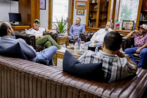 Dialoga Alcalde Marco Bonilla con Fernando Suárez y líderes transportistas de Cuauhtémoc