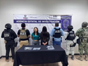 Detiene AEI a dos femeninas en posesión de un arma de fuego y droga, durante cateo en Rancho Anapra