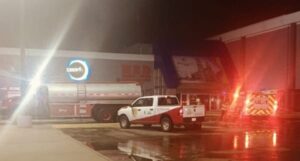 Incendio Adentro De Río Grande Mal Varias Máquinas De Bomberos A Sofocar El Siniestro