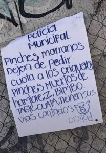 Cartulina con mensaje de amenazas contra policías