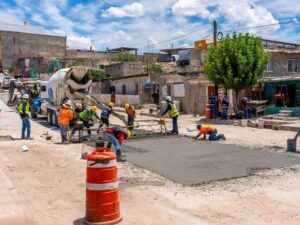 Bachea JMAS calle Mayas tras hundimiento registrado en la colonia Aztecas.