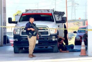 Liberan a madre y abuelo del niño que murió dentro de un auto