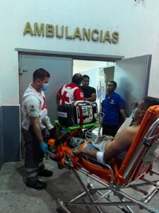 Tras intervención se genera persecución y detonaciones de arma de fuego; hay dos detenidos