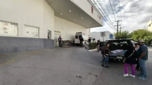 Mujer con fractura de cadera espera por horas para ser atendida en el Hospital General de Juárez