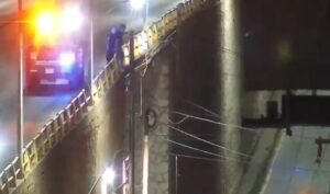 Policía Municipal evita que hombre se arroje de un puente al sur de la ciudad