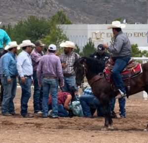 Termina en tragedia con jinete herido de gravedad el rodeo organizado por Cruz Pérez Cuéllar en Arena Tierra Vieja