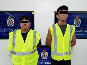 Serán investigados dos sujetos por incendiar camioneta; fueron detenidos por agredir a oficiales