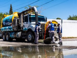Realiza JMAS mantenimiento a la red de alcantarillado en la colonia Bellavista.