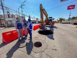 Atiende JMAS hundimiento registrado en avenida De la Raza.
