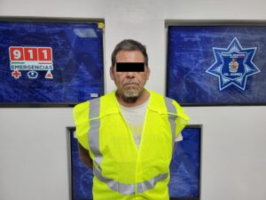Sujeto es detenido tras rociar a su esposa e hija con combustible para intentar privarlas de la vida 