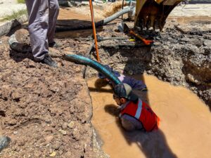Repara JMAS fuga de agua potable en el Fraccionamiento Pradera Dorada.