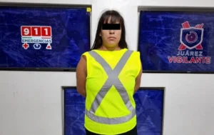 Arrestan a mujer con pistola y más de 160 dosis de drogas