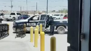 Captaron A Policía Golpeando Al Detenido Y Lo Empuja Para Subirlo A La Patrulla
