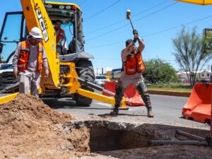 Repara JMAS fuga en línea de agua potable sobre la avenida De las Torres.