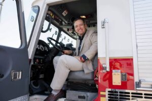 Presidente municipal De La ciudad De Chihuahua Marco Bonilla Le Cumple A Los Bomberos Con Dos Máquinas Para Combatir Los Incendios De La Localidad