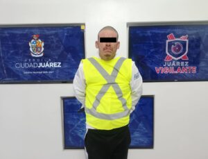 Sujeto derriba señalamiento vial con intenciones de robarlo; policías municipales lo detienen
