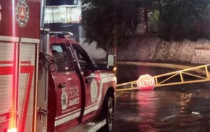 Lluvia Deja Autos Varados Y Obliga A Cerrar Pasos A Desnivel