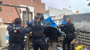 Policías Del Distrito Valle Rescatan A Madre E Hija Tras Derrumbe
