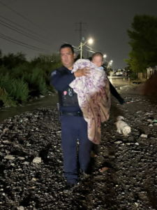 Policías Municipales ponen a salvo a familia atrapada por inundación en el Sauzal