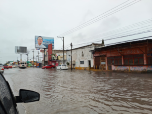 Lluvias azotan Ciudad Juárez: colapsan vialidades y activan cierres en 15 puntos críticos