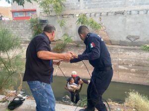 Elementos de la SSPM rescatan a adulta mayor tras caída a canal en la colonia Partido Romero