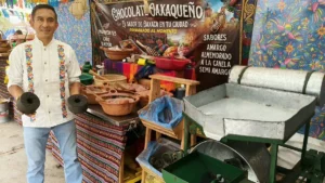 ¡De Oaxaca a Juárez! Traen molino de piedra para preparar café y cacao en el Parque Borunda