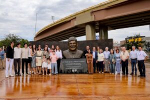 Devela alcalde Marco Bonilla monumento en honor a Francisco Barrio Terrazas en el Circuito Universitario