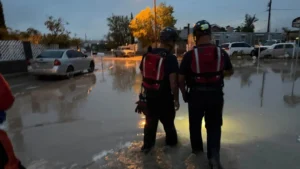 Rescatan a madre y sus tres hijos de vivienda inundada en Sunland Park