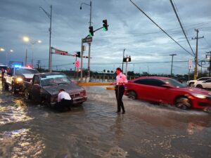 Lluvias provocan cierre de 12 vialidades 