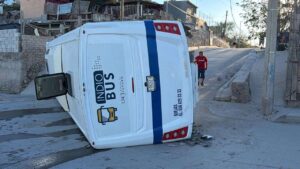 Vuelca IndioBus tras irse de reversa y chocar contra un muro