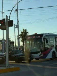 INVADE CARRIL Y CHOCA UNIDAD DEL JUAREZBUS